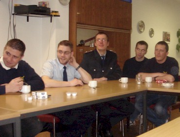 Jahreshauptversammlung in Bornim, die Kameraden hören zu