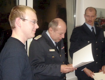 Jahreshauptversammlung in Bornim, Kameraden beim Brötchen schmieren