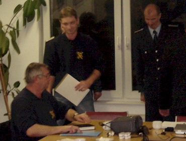 Jahreshauptversammlung in Bornim, die Kameraden hören zu