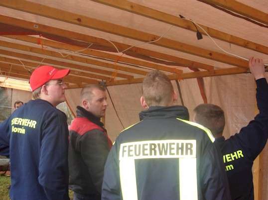 Kameraden beim Verlegen der Beleuchtung