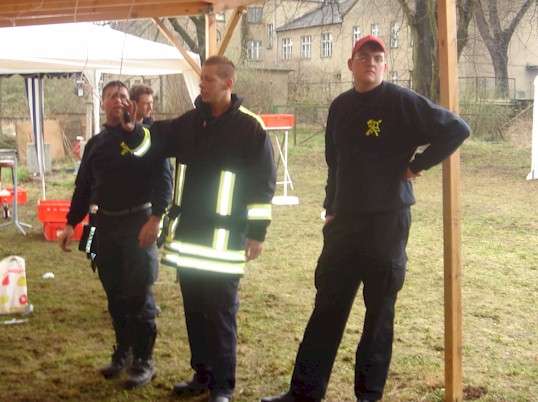 Kameraden beim  Verlegen der Beleuchtung
