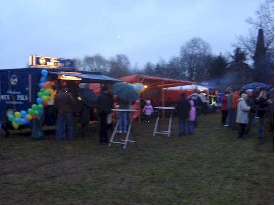 Der Festplatz mit Gästen im Regen