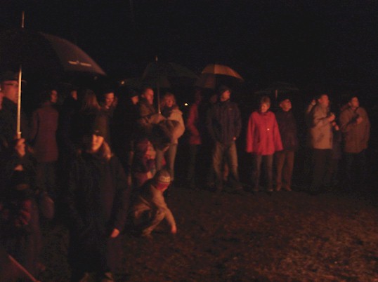 Besucher vor dem Osterfeuer