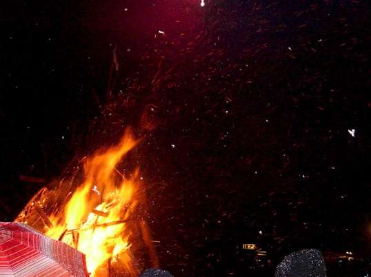 Funken und Schneeflocken &uuml;ber dem Osterfeuer