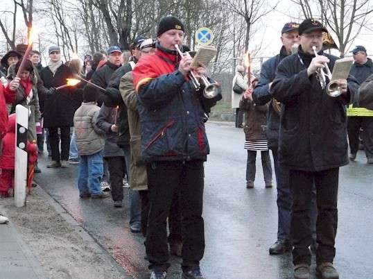 Die Flämingtaler Blasmusik führt den fackelumzug an