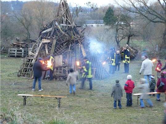 Das Osterfeuer wird angezündet