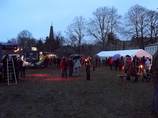 Der Platz mit den Gästen