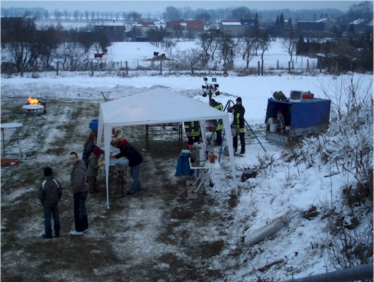 Weihnachtsbaumfeuer - Kameraden der FF Bornim bei den Vorbereitungsarbeiten