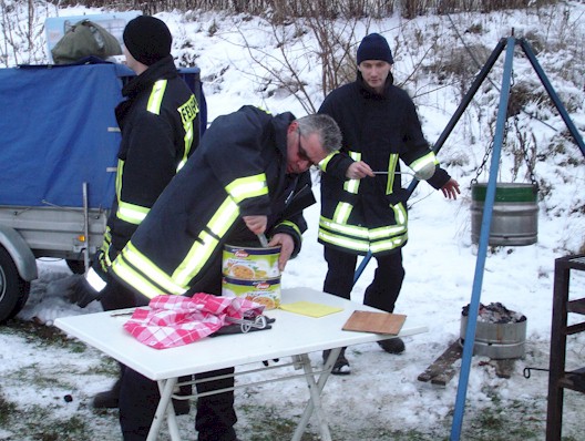 Weihnachtsbaumfeuer - Kameraden der FF Bornim bei den Vorbereitungsarbeiten