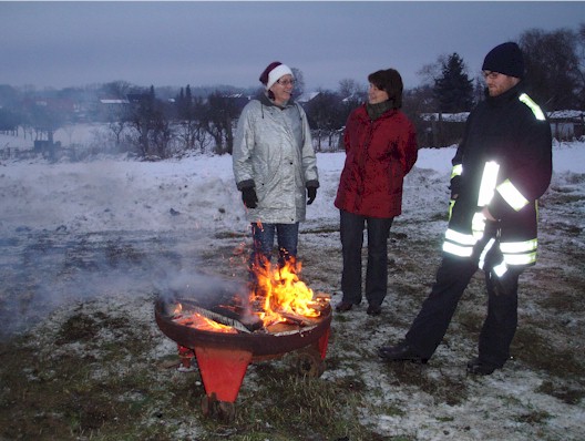 Weihnachtsbaumfeuer - Gäste an der Feuerschale