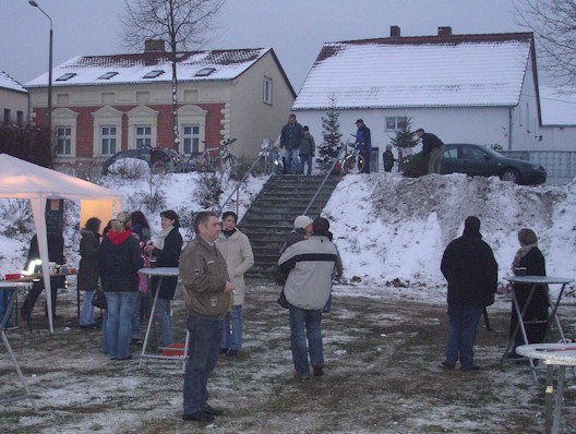 Weihnachtsbaumfeuer - Gäste kommen mit Weihnachtsbaum
