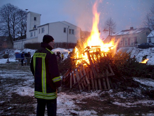 Weihnachtsbaumfeuer - brennende Weihnachtsbäume