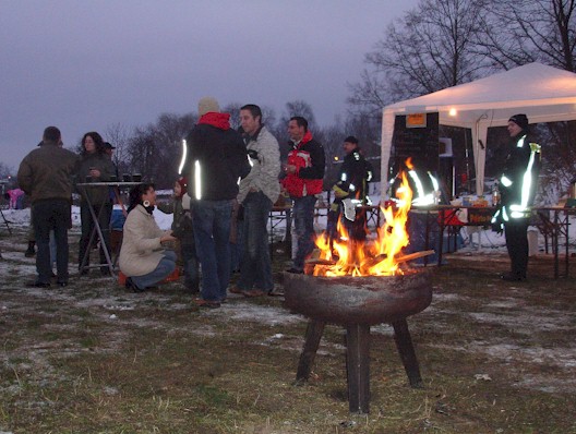 Weihnachtsbaumfeuer - Gäste an den Bistro-Tischen