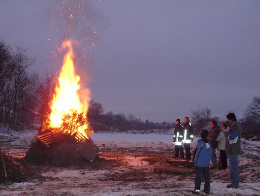 Weihnachtsbaumfeuer - brennende Weihnachtsbäume