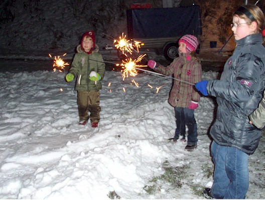 Weihnachtsbaumfeuer - Kinder mit Wunderkerzen