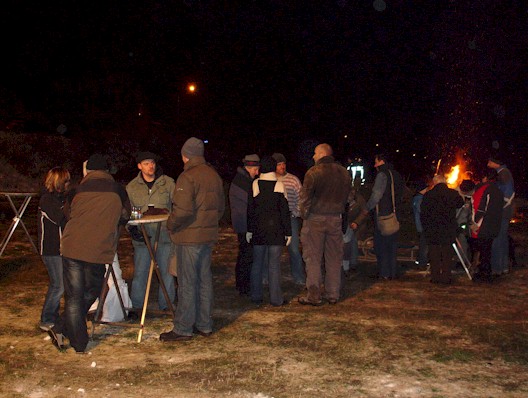 Weihnachtsbaumfeuer - Kinder rutschen im Schnee die Böschung herunter