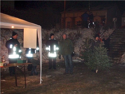 Weihnachtsbaumfeuer - Kinder rutschen im Schnee die Böschung herunter