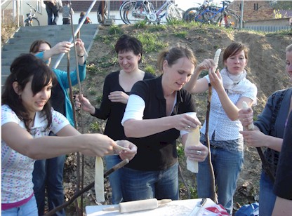 Die Mitarbeiterinnen der Kita KIDS COMPANY bereiten den Knüppelteig vor