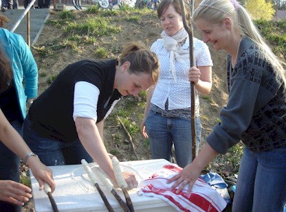 Die Mitarbeiterinnen der Kita KIDS COMPANY bereiten den Knüppelteig vor