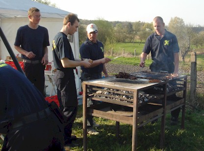 Kameraden der FF Bornim am Grill
