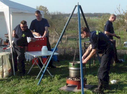 Kameraden der FF Bornim am Grill