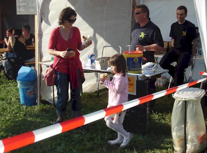 Kameraden der FF Bornim beim Bratwurstverkauf