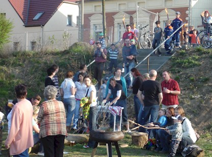Der fackelumzug trifft am Osterfeuer ein