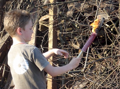 Das Osterfeur wird entzündet