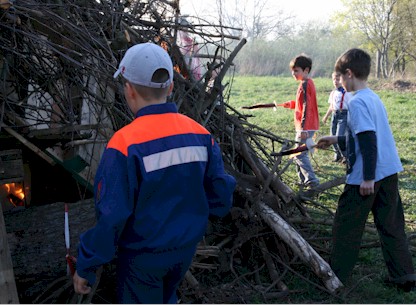 Das Osterfeur wird entzündet