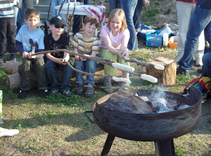 Kinder beim Knüppelteig backen