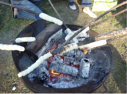 Kinder beim Knüppelteig backen