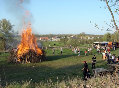 Festplatz mit brennendem Osterfeuer
