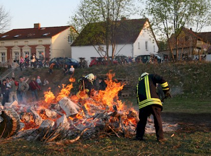 Kameraden der FF Bornim sichern das Feuer