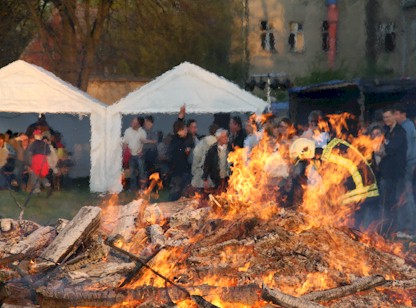 Kameraden der FF Bornim sichern das Feuer