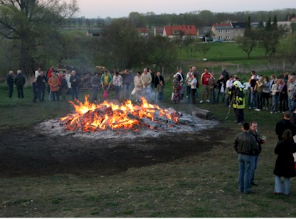 Das Osterfeuer schon etwas heruntergebrannt 