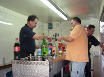 Kameraden der FF Bornim im Getr&auml;nkewagen