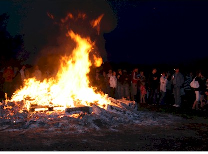 Osterfeuer am sp&auml;ten Abend