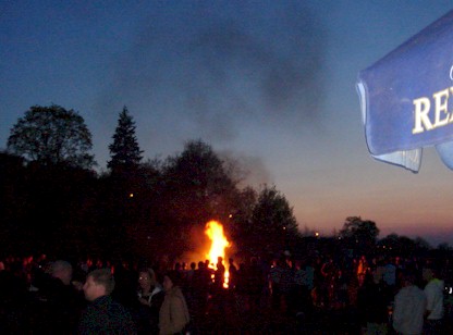 Osterfeuer am sp&auml;ten Abend