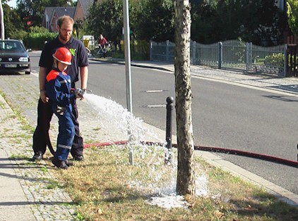 Bewässerung von Straßenbäumen durch den Förderverein der FF Bornim