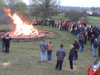 Osterfeuer 2003 mit den Gästen die um das Feuer herum stehen