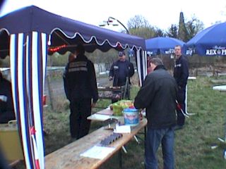 Die Kameraden der freiwilligen Feuerwehr Bornim beim Verkauf von Würstchen