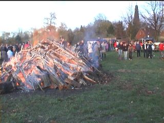 Das Feuer am frühen Abend