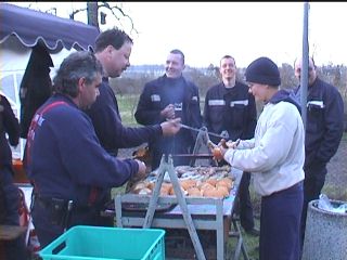 Die Kameraden verkaufen Gegrilltes