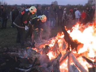 Die Kameraden pflegen den brennenden Holzstapel