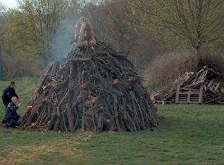 Das Osterfeuer wird angezündet
