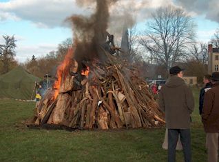 Das Osterfeuer fängt an zu brennen