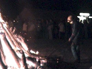 Ein Kamerad pflegt das Osterfeuer