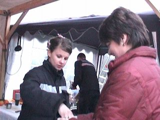 Die Kameraden packen kräftig zu