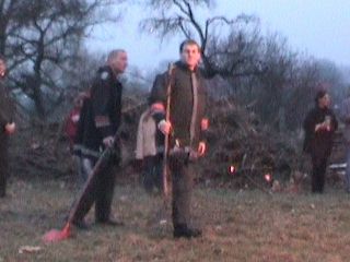 Das Osterfeuer wird bewacht und gepflegt