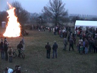 Der Platz hinter dem Gerätehaus mit Osterfeuer und Gästen